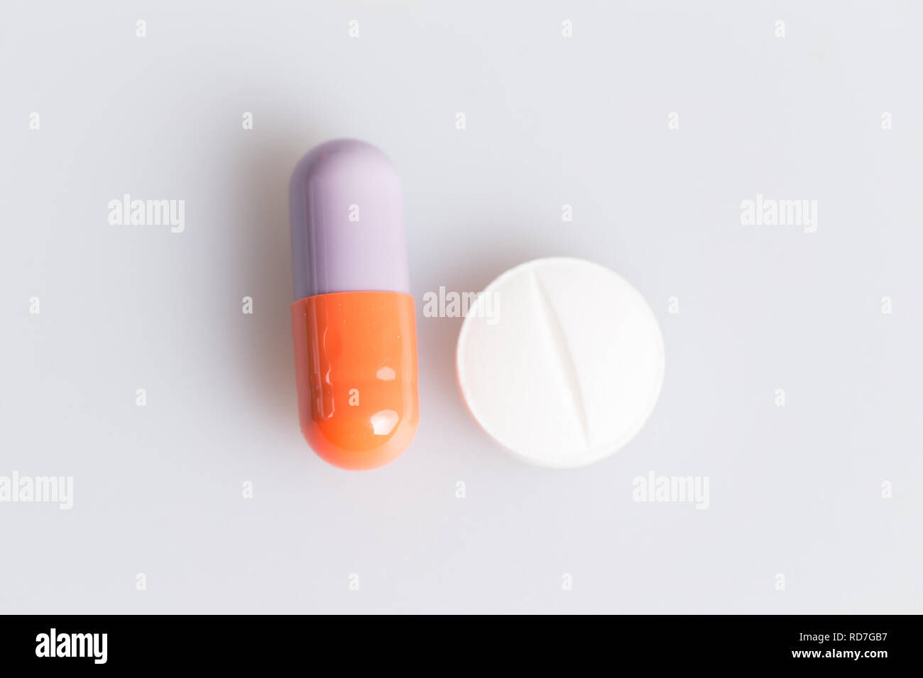 Medizin Pille und Kapsel in grauer Hintergrund Stockfoto