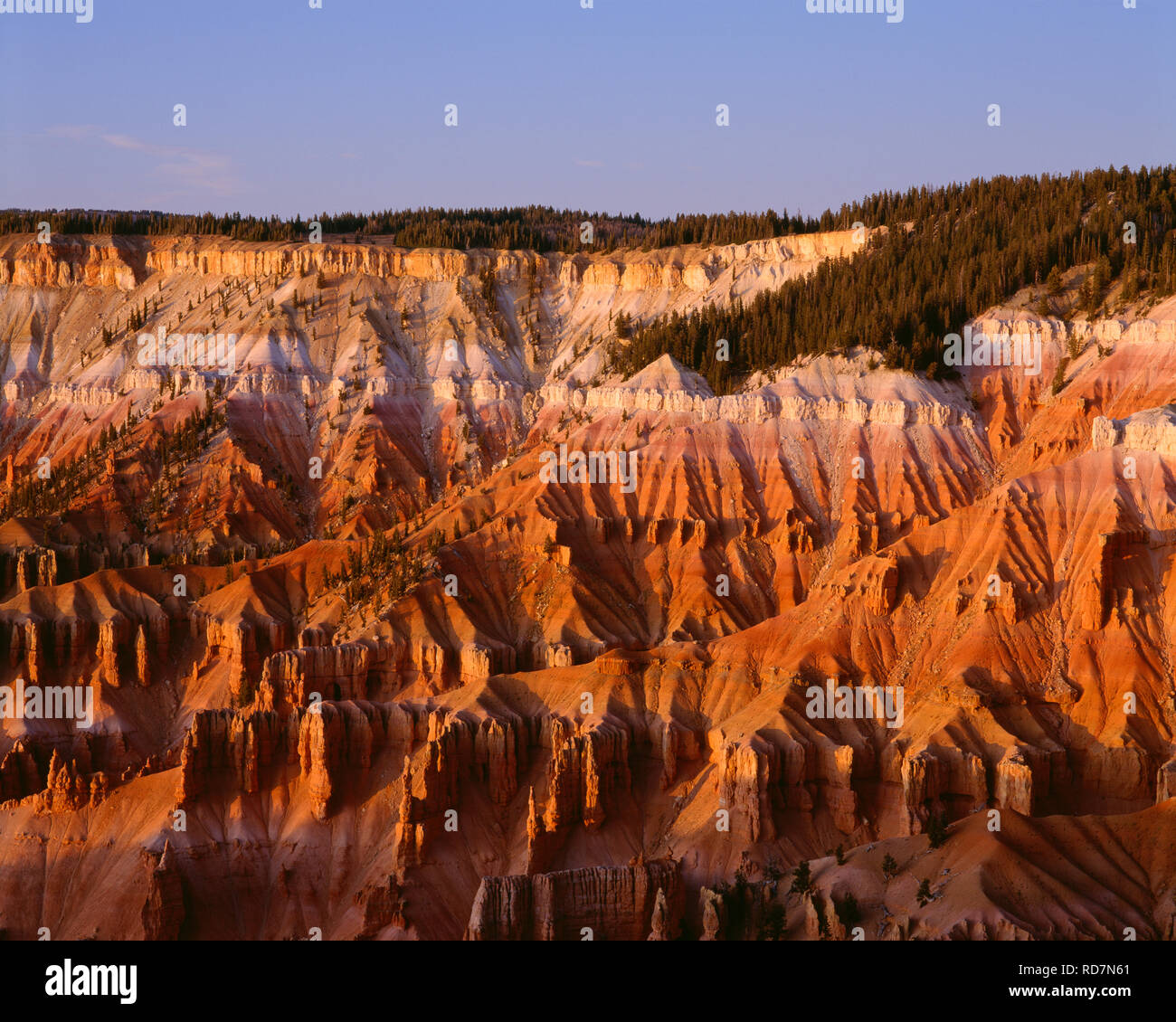 USA, Utah, Cedar Breaks National Monument, Sonnenuntergang wärmt erodierten Formationen, Blick nach Norden vom Obersten. Stockfoto