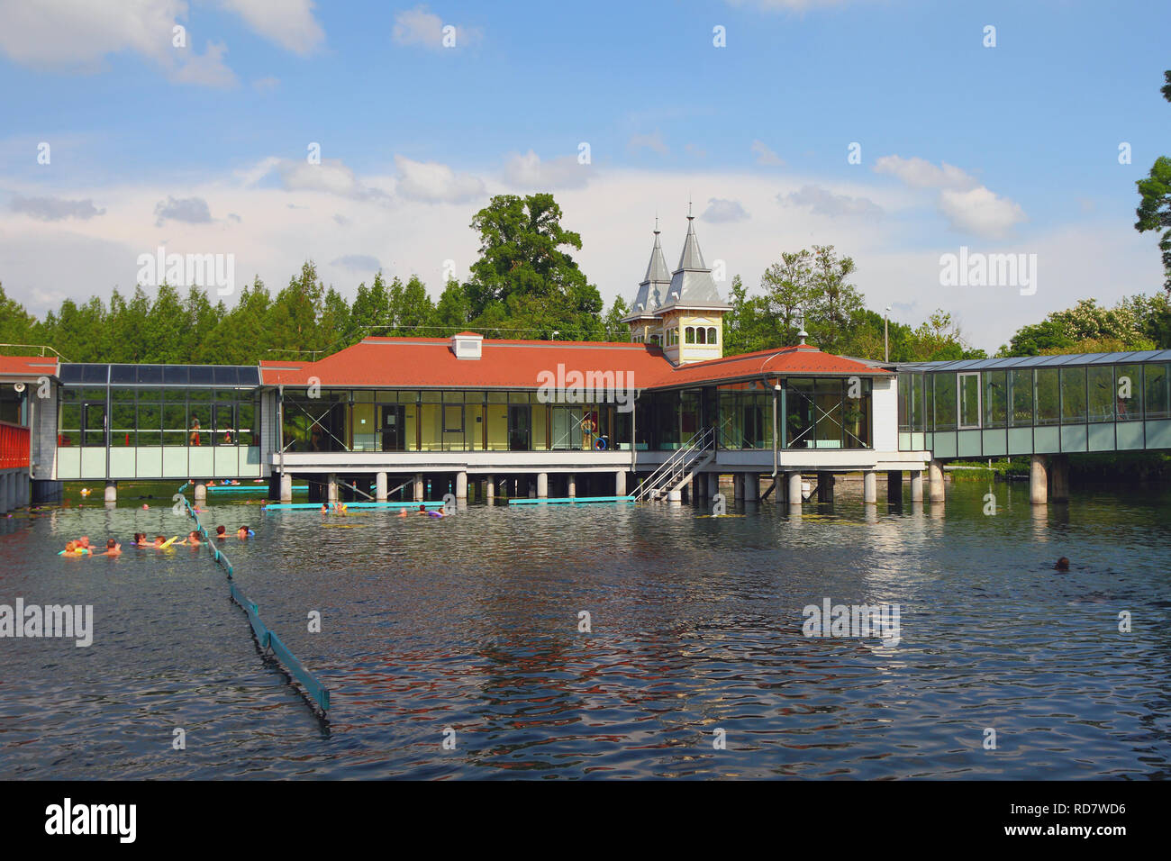 Thermalsee und Pavillons auf Pfählen. Heviz, Ungarn Stockfoto