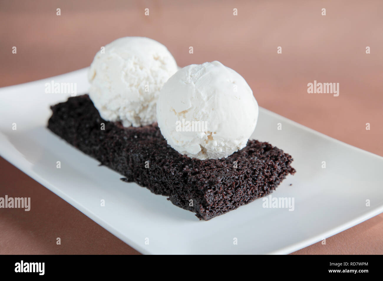 Chocolate Brownies mit Vanilleeis Stockfoto