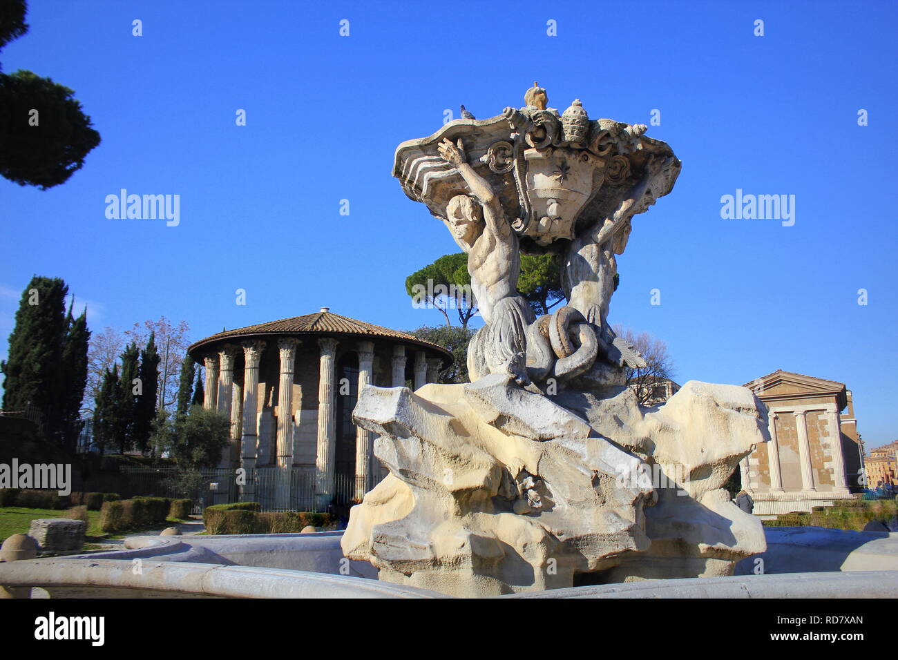 Rom, Italien, 29. Dezember 2018: Brunnen der Tritonen und Tempel des Herkules Victor, Rom Italien. Stockfoto