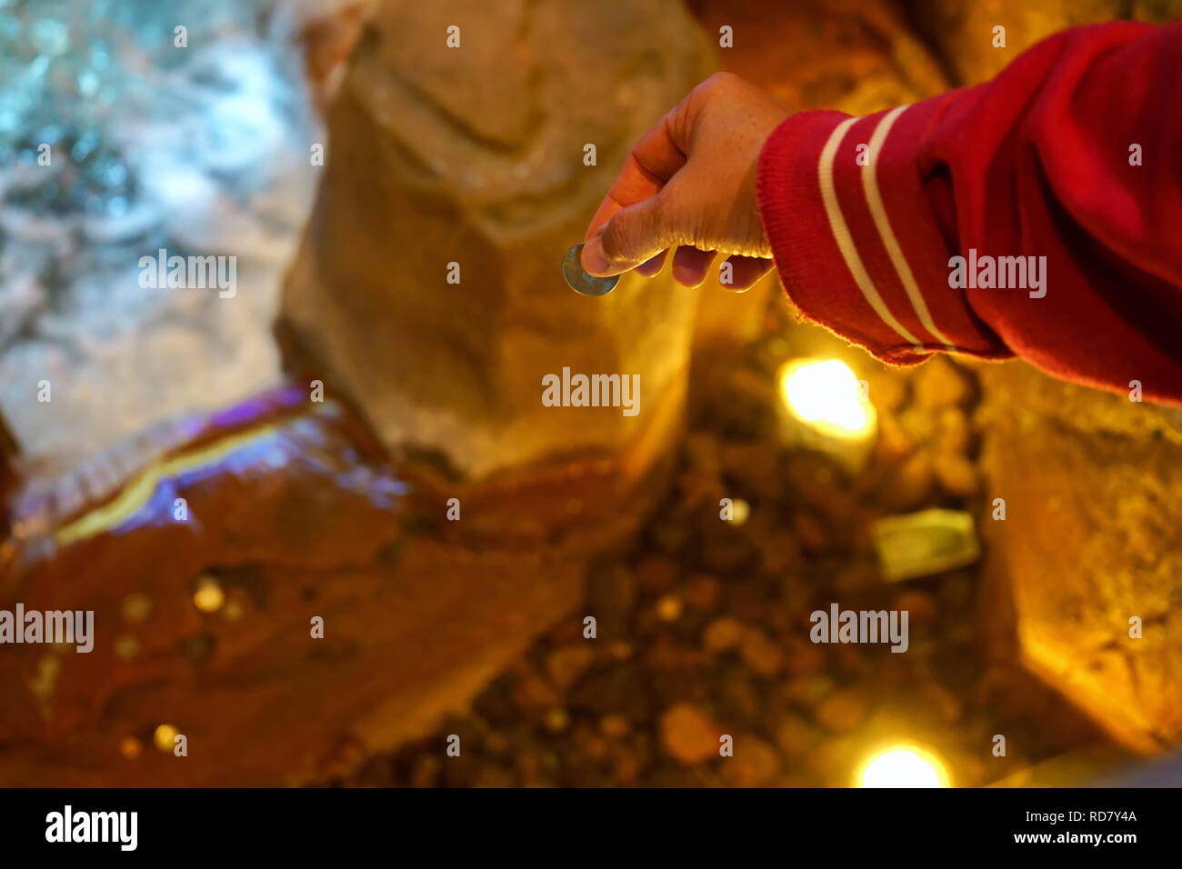 Eine möchten, indem Sie eine Münze in einen wunschbrunnen. Stockfoto