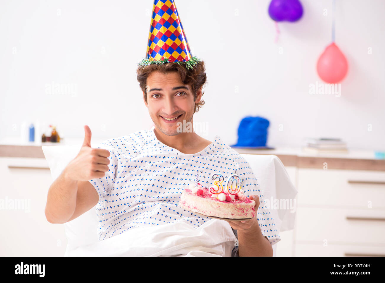 Junger Mann Seinen Geburtstag Feiern Im Krankenhaus Stockfotografie Alamy