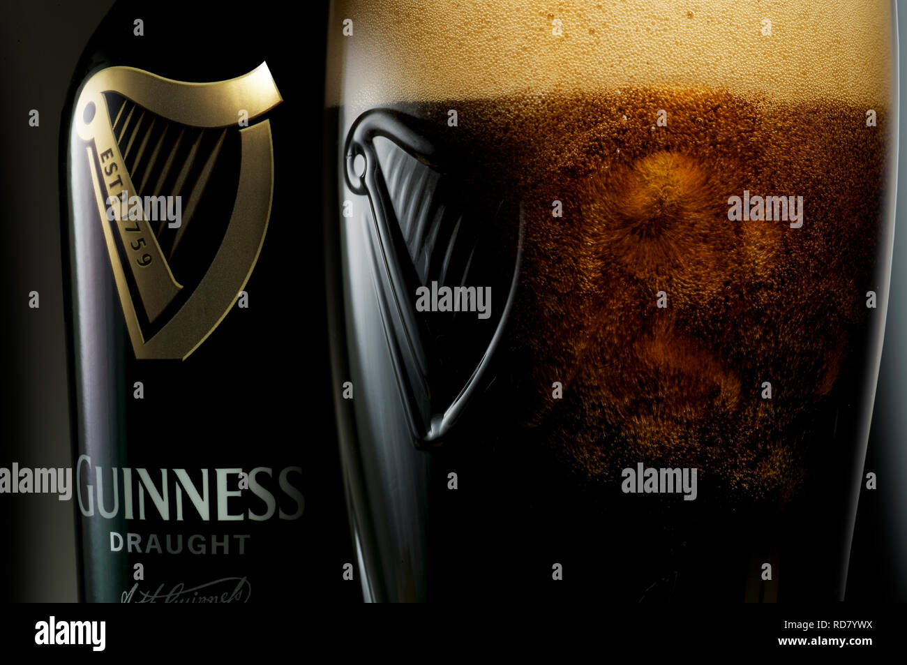 Schließen Sie herauf Bild von Pint Guinness mit Logo, Studio shot Stockfoto