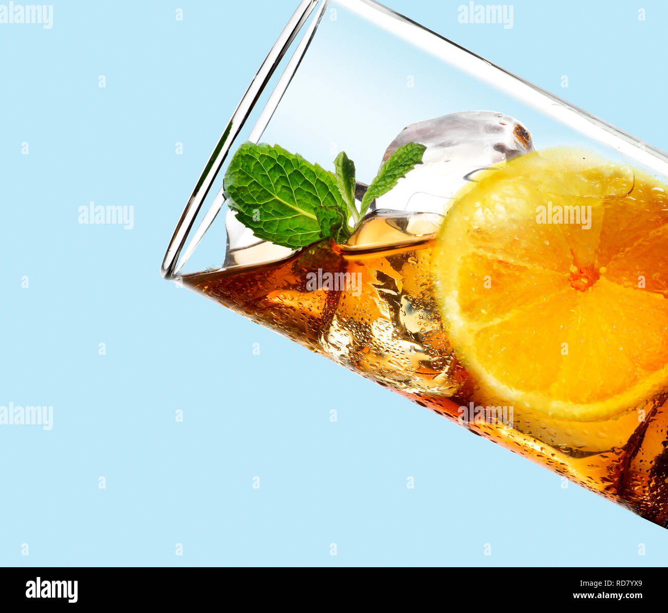 Nahaufnahme von einem Cocktail mit einer Scheibe Orange 7/8, Studio shot Stockfoto