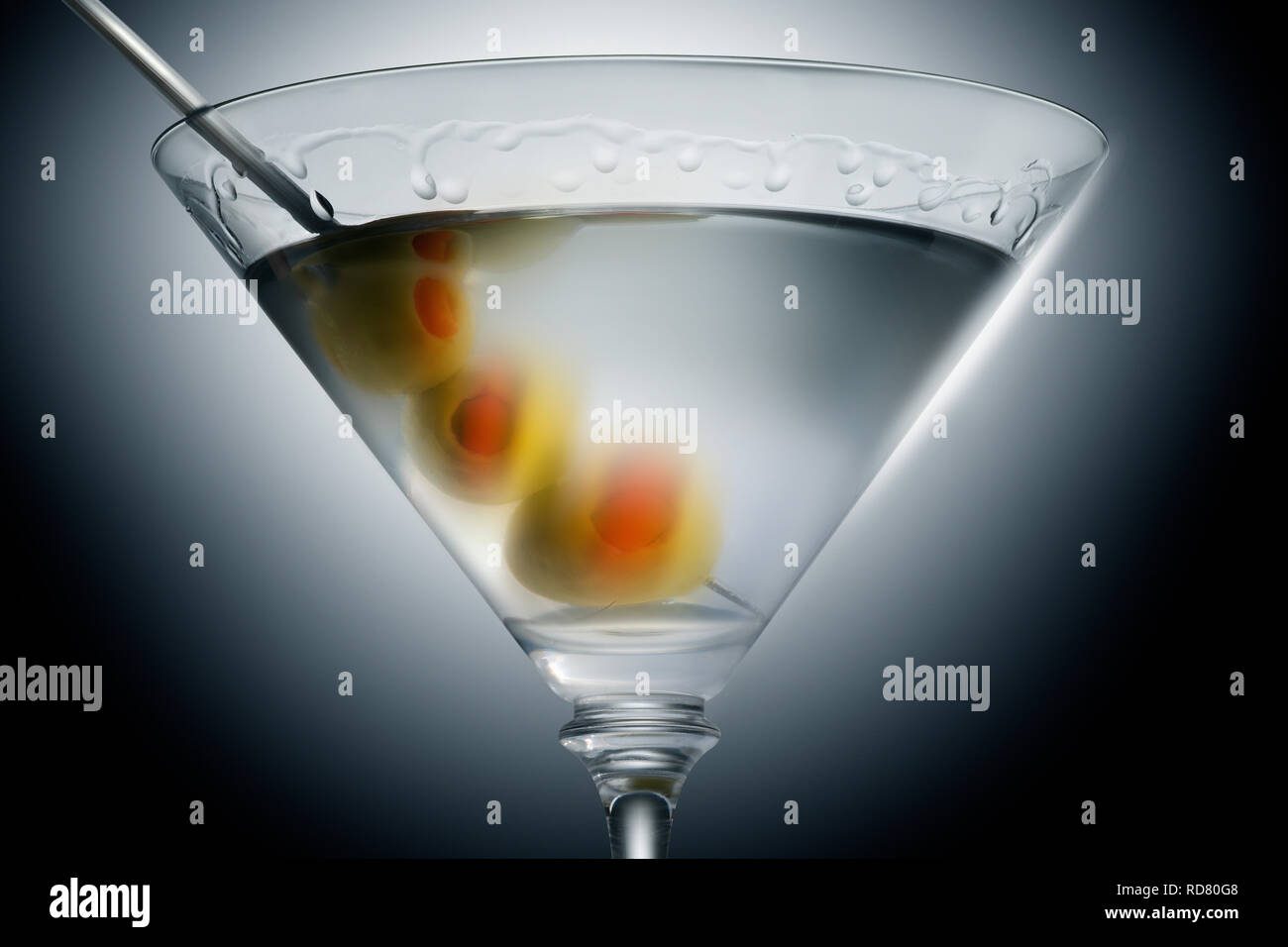 7/8 Nahaufnahme eines dirty Martini, Studio shot Stockfoto