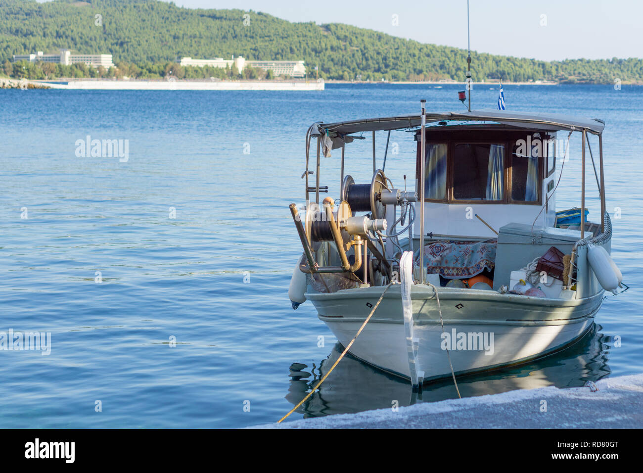Kleine weiße überladenen Fischerboot neben dem Dock verankert. Stockfoto
