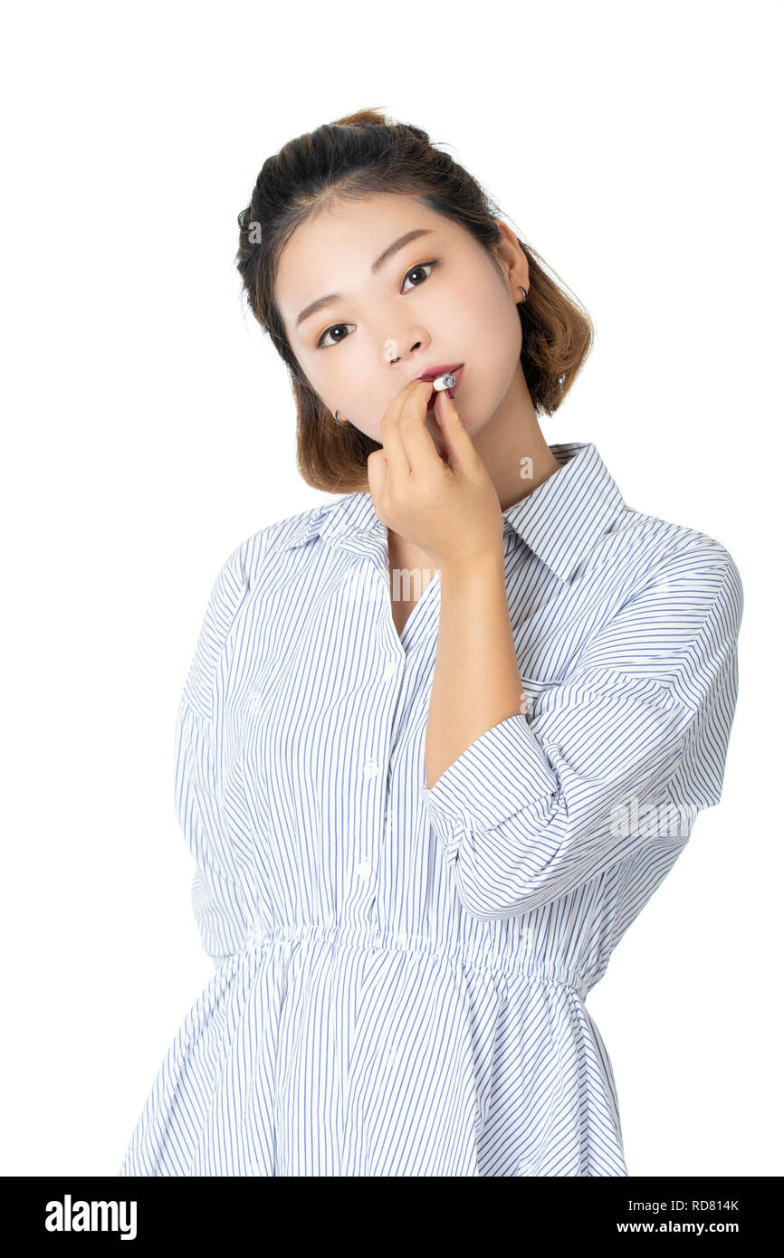 Schöne chinesische amerikanische Frau trägt ein Kleid und das Rauchen einer Zigarette auf weißem Hintergrund Stockfoto