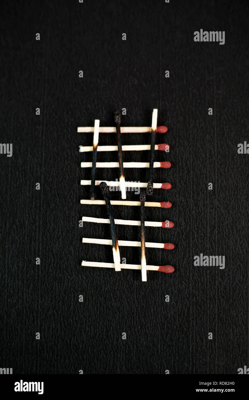 Bild der verbrannten Streichholz auf dem roten Kopf Streichholz. Auf dem schwarzen Hintergrund isoliert. Stockfoto