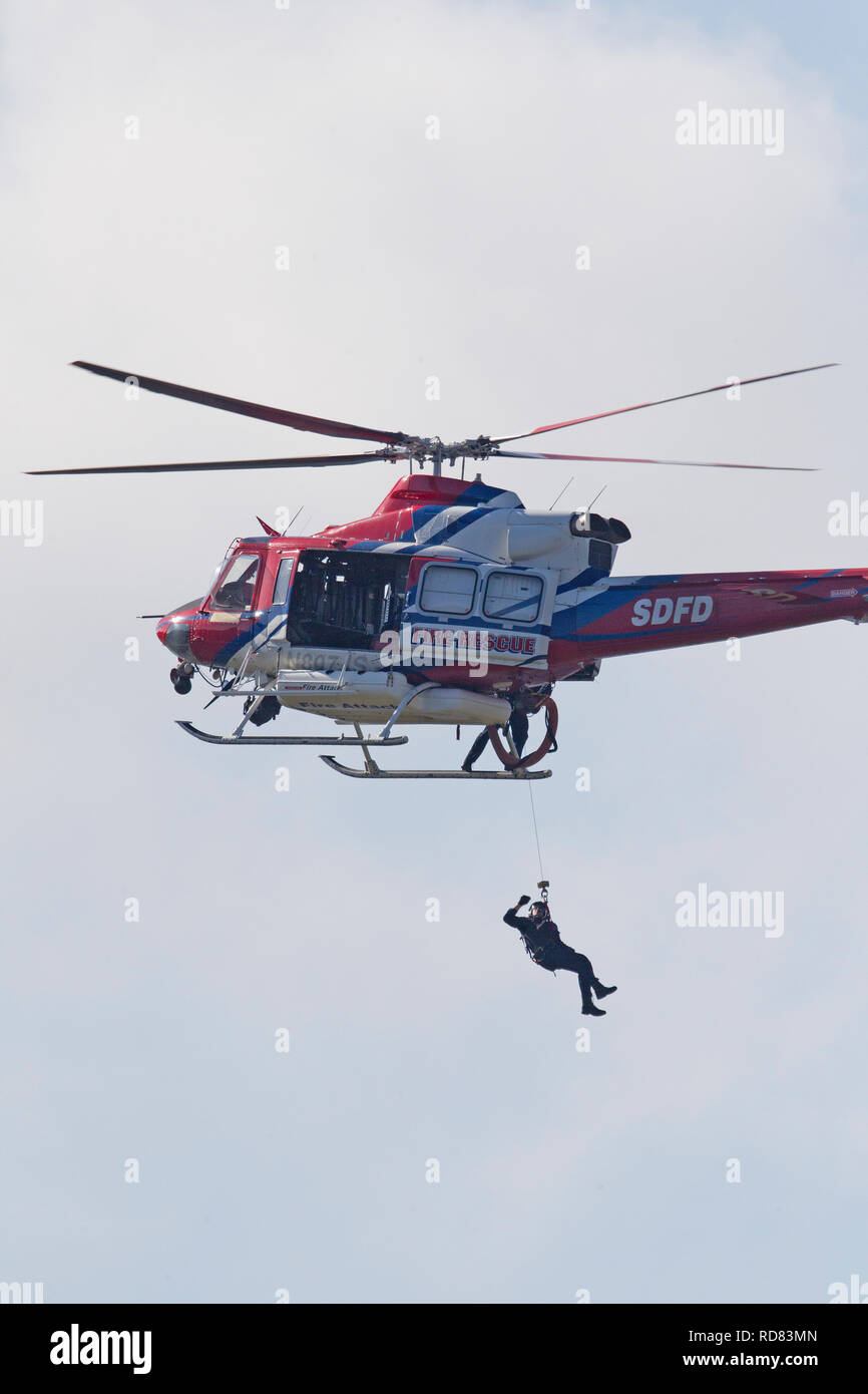 Feuerwehr Hubschrauber in der Luft Stockfoto