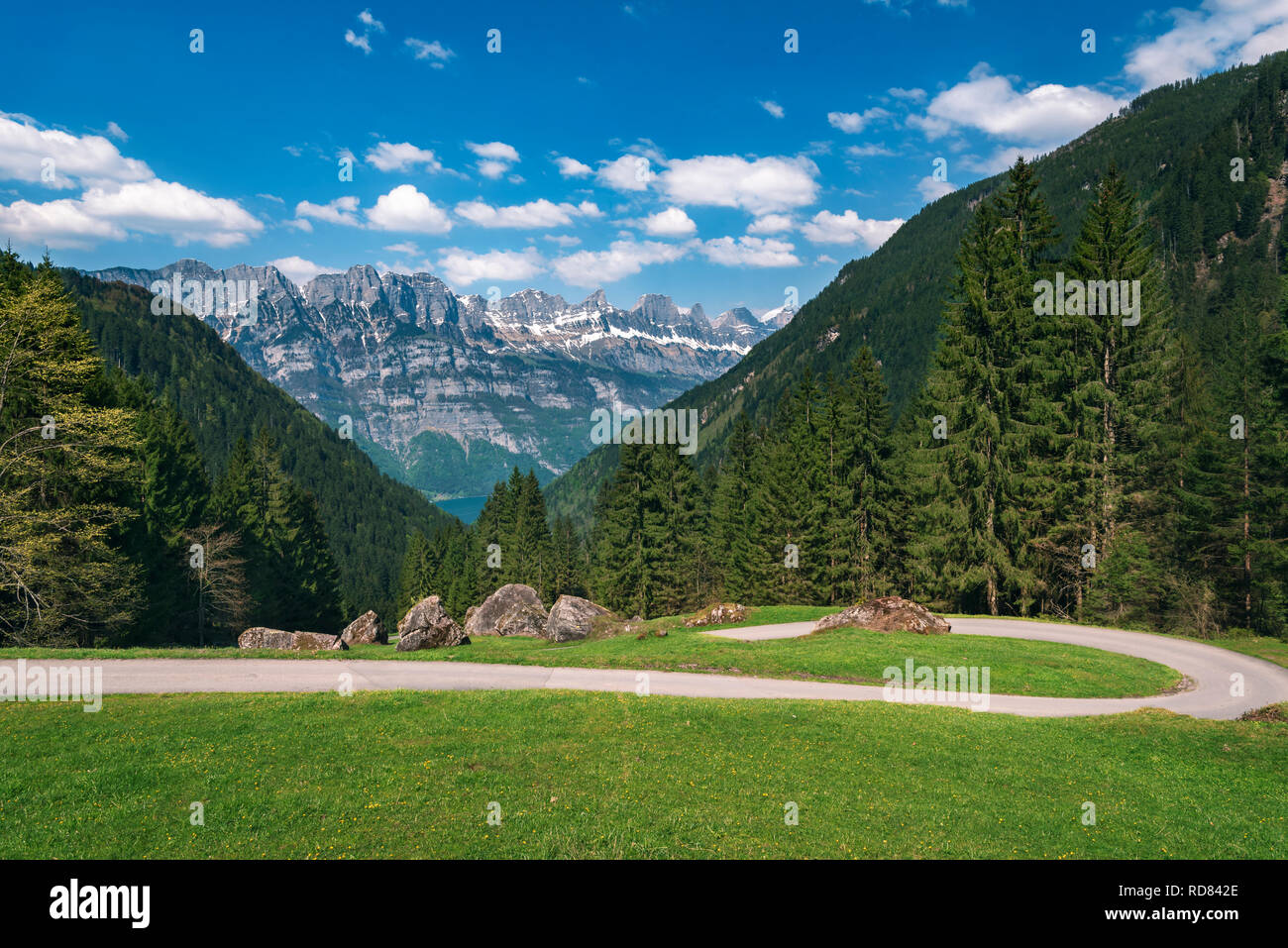 Wandern Route durch die Alpen, mit grünen Wäldern bedeckt, im Frühling, im Kanton St. Gallen, in der Nähe der Walensee in der Schweiz. Stockfoto