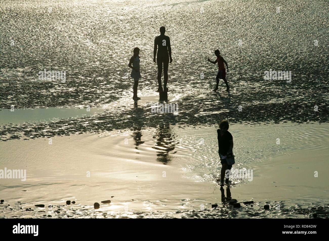 Sir Antony Gormley geschnitzten Figuren, mit refleccted Touristen im Gezeiten Pool. Ein weiterer Ort, Stockfoto