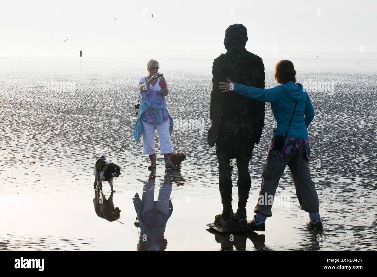 Sir Antony Gormley sculpted Abbildung mit Touristen fotografieren, einen anderen Ort. Stockfoto