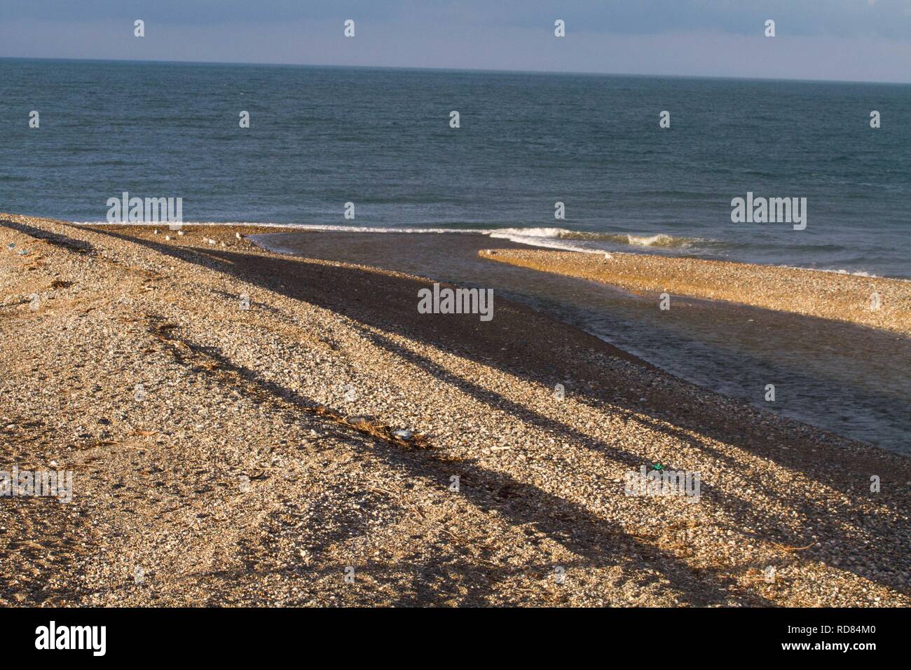 Süßwasser stream(largely) ideal für Trink- und Reinigung Zwergseeschwalben, Teil Kilcoole Zwergseeschwalbe Kolonie ändern Leitarten des Klimas. Stockfoto