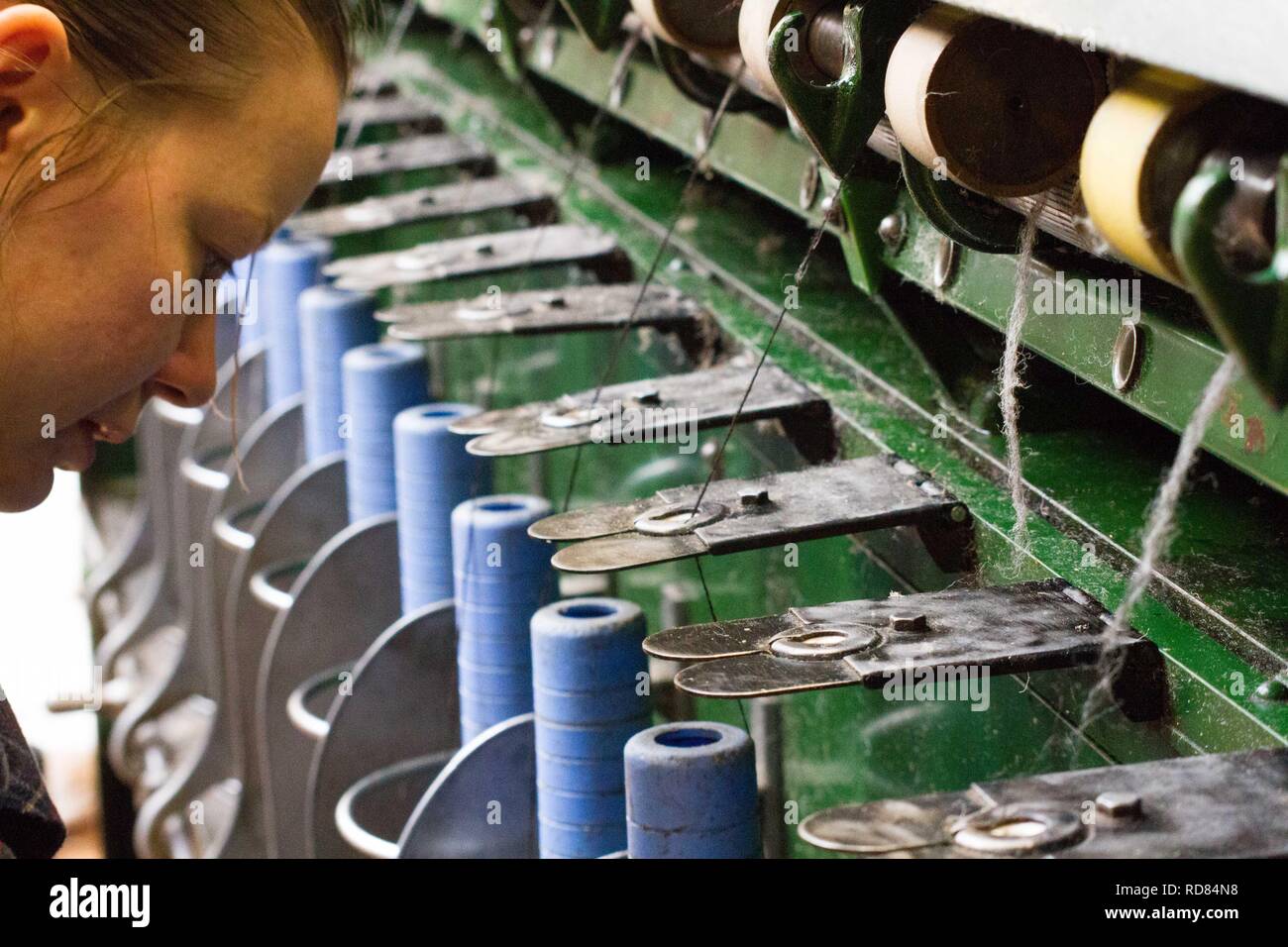 Hoch qualifizierte schwedische Frau mit restaurierten Wolle und Textilmaschinen aus dem 19. Jahrhundert eine Produktionslinie von nachhaltig produzierten Wolle und Textilwaren. Stockfoto