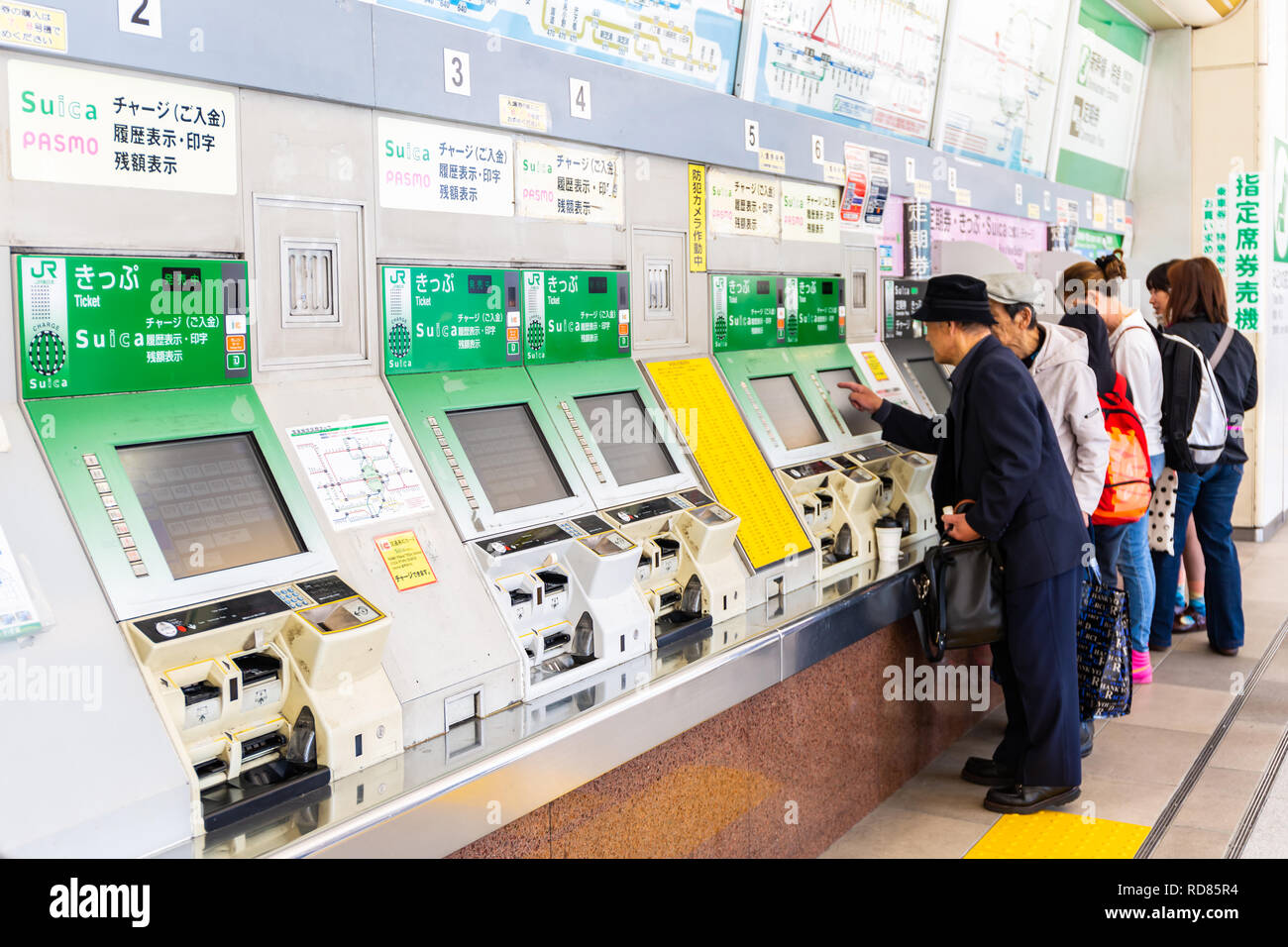 Tokyo, Japan - 12. April 2016: Tickets Maschinen Automat oder Vending Automaten an der Tokioter U-Bahn in Tokio. Stockfoto