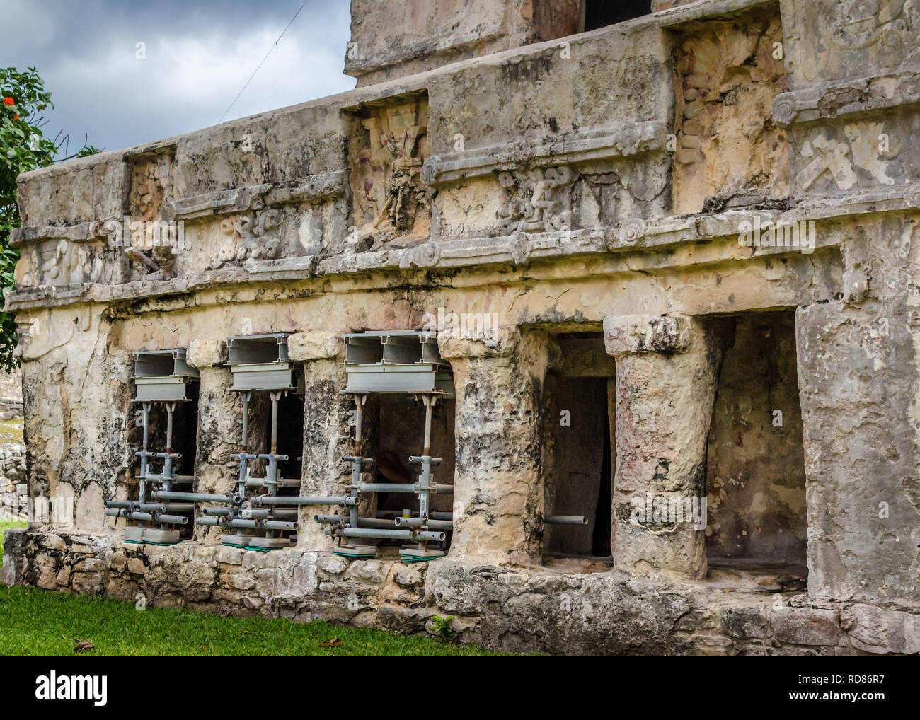 Maya Ruinen an einem bewölkten und regnerischen Tag Stockfoto