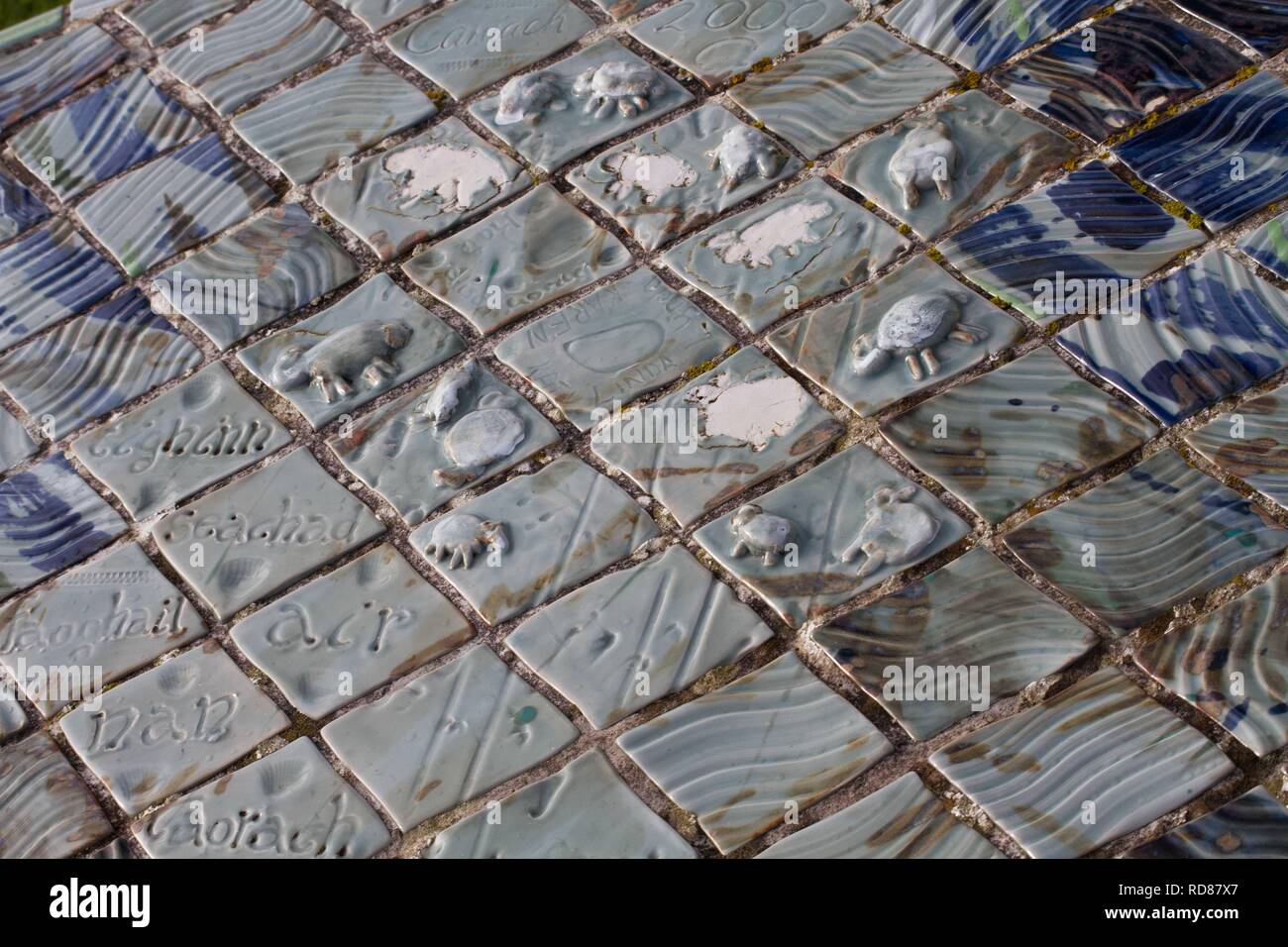 Keramik-Kunst-Arbeit der Schafbeweidung Machirs, im Auftrag von Taigh Chearsburgh N Uist, wichtiger Lebensraum für Verschachtelung Zwergseeschwalben Stockfoto