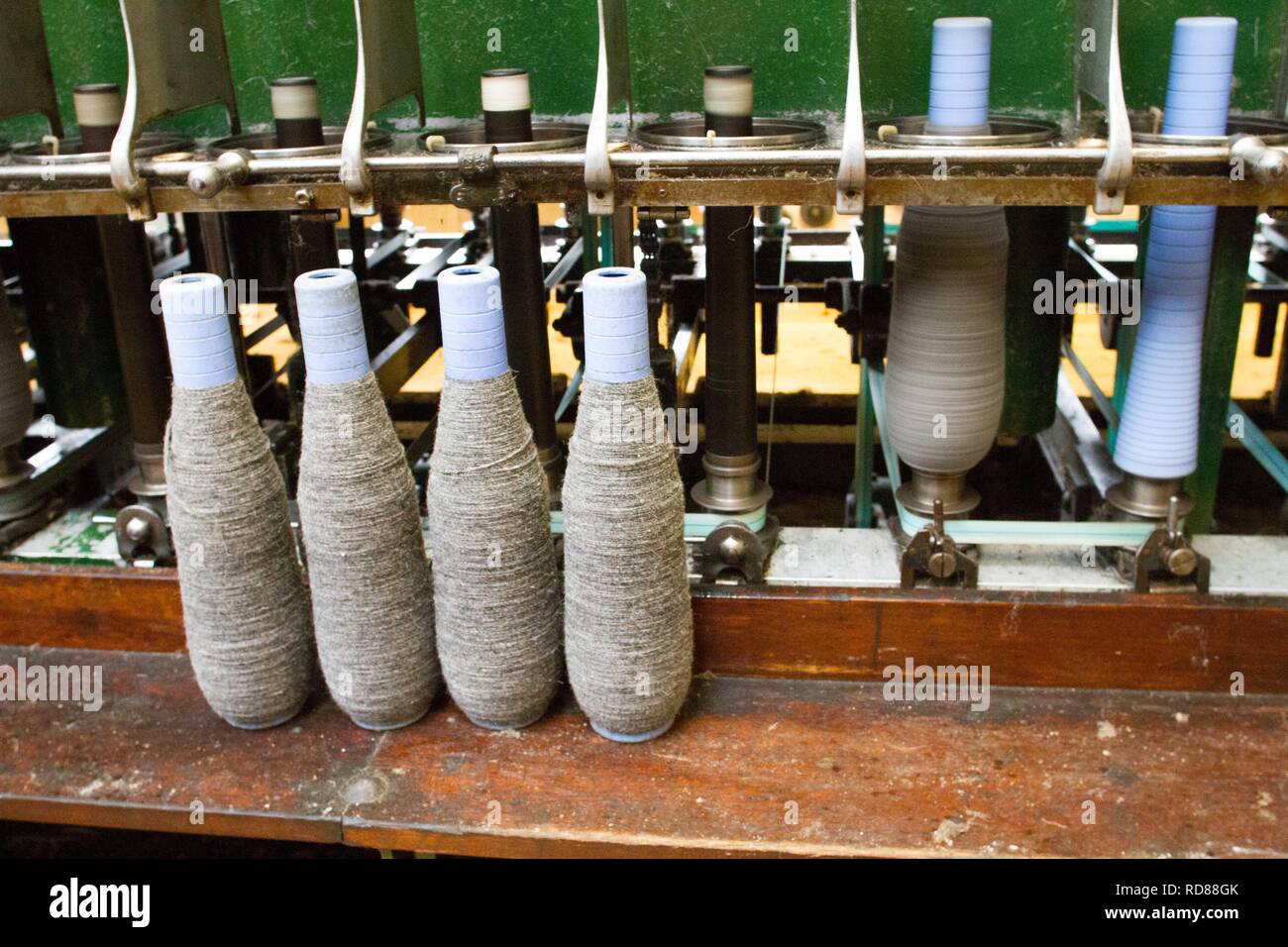 Hoch qualifizierte schwedische Frau mit restaurierten Wolle und Textilmaschinen aus dem 19. Jahrhundert eine Produktionslinie von nachhaltig produzierten Wolle und Textilwaren. Stockfoto