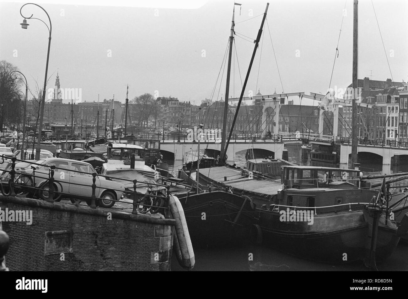 Amsterdamse Grachten met woonboten, Bestanddeelnr 923-2465. Stockfoto