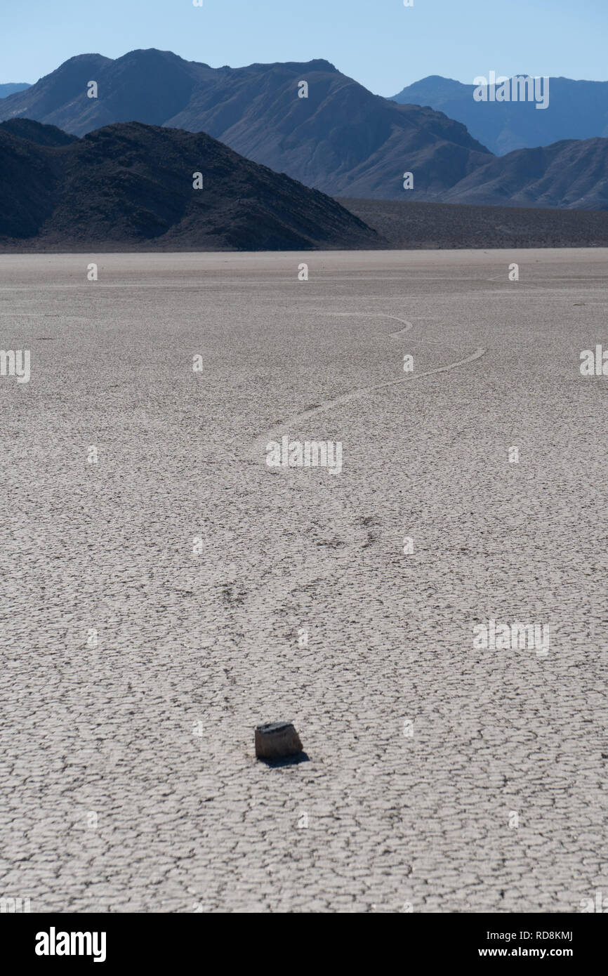 Segeln Felsen hinterlassen Spuren im Schlamm wie Sie sich bewegen, Racetrack Playa, Death Valley National Park, Kalifornien Stockfoto
