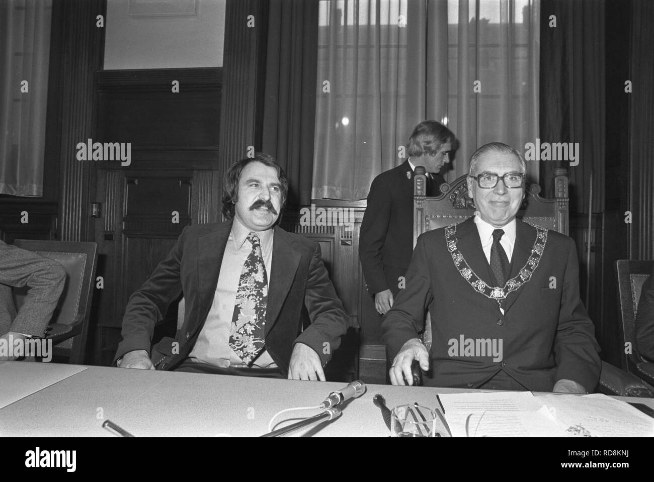 Andre van der Louw geinstalleerd als Burgemeester van Rotterdam; burgemeester Van-der-NA-927-5976. Stockfoto