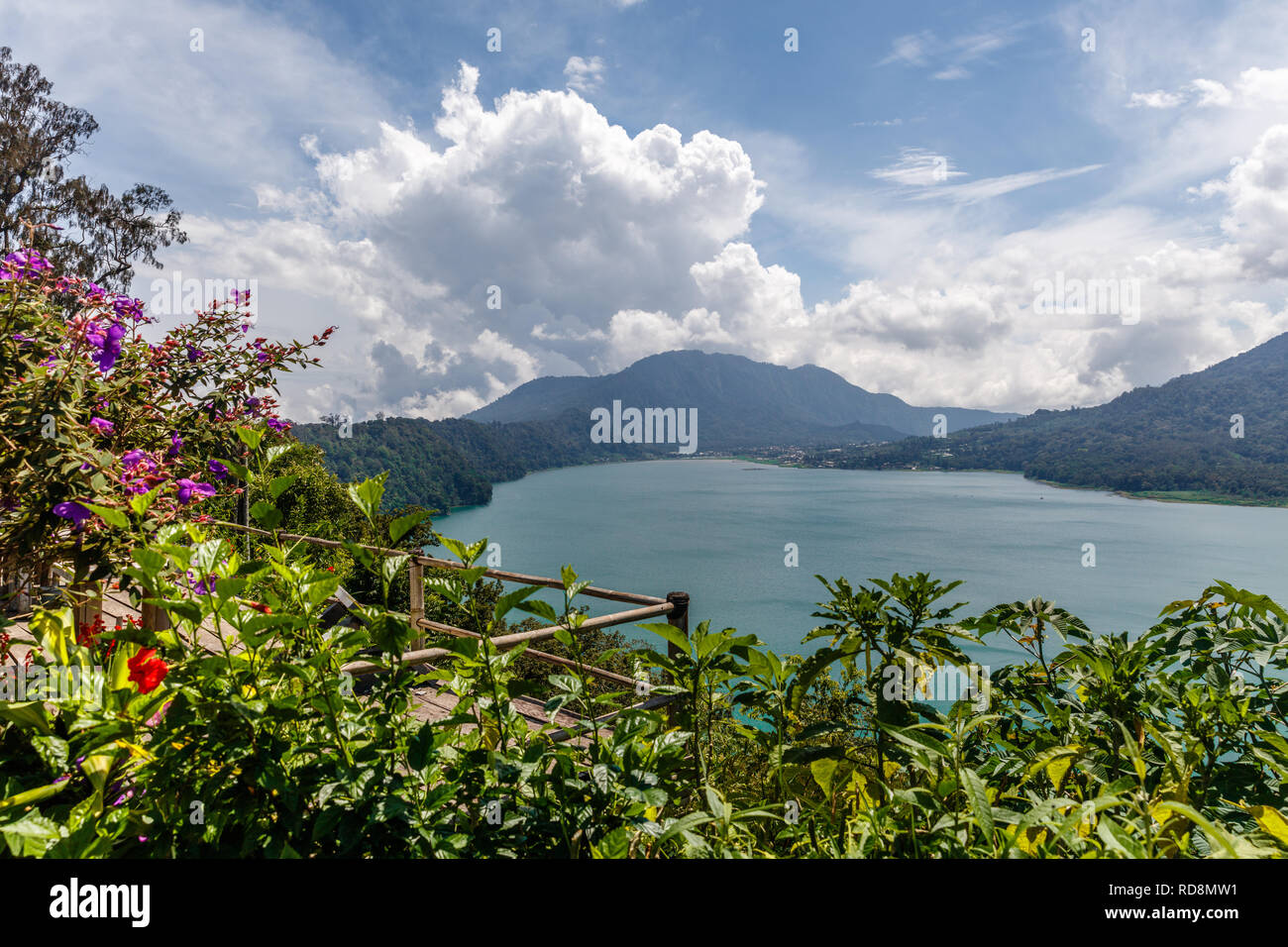 Der Buyan See (Danau Buyan) von der Spitze. Bedugul, Buleleng, Bali, Indonesien. Stockfoto