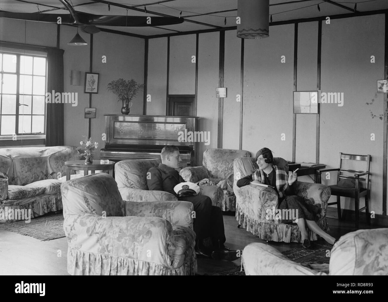 Anita en Cleary in het clubgebouw van het Flughafen-Basis one Hull in Bestanddeelnr Groot-Brittannië, 190-1119. Stockfoto