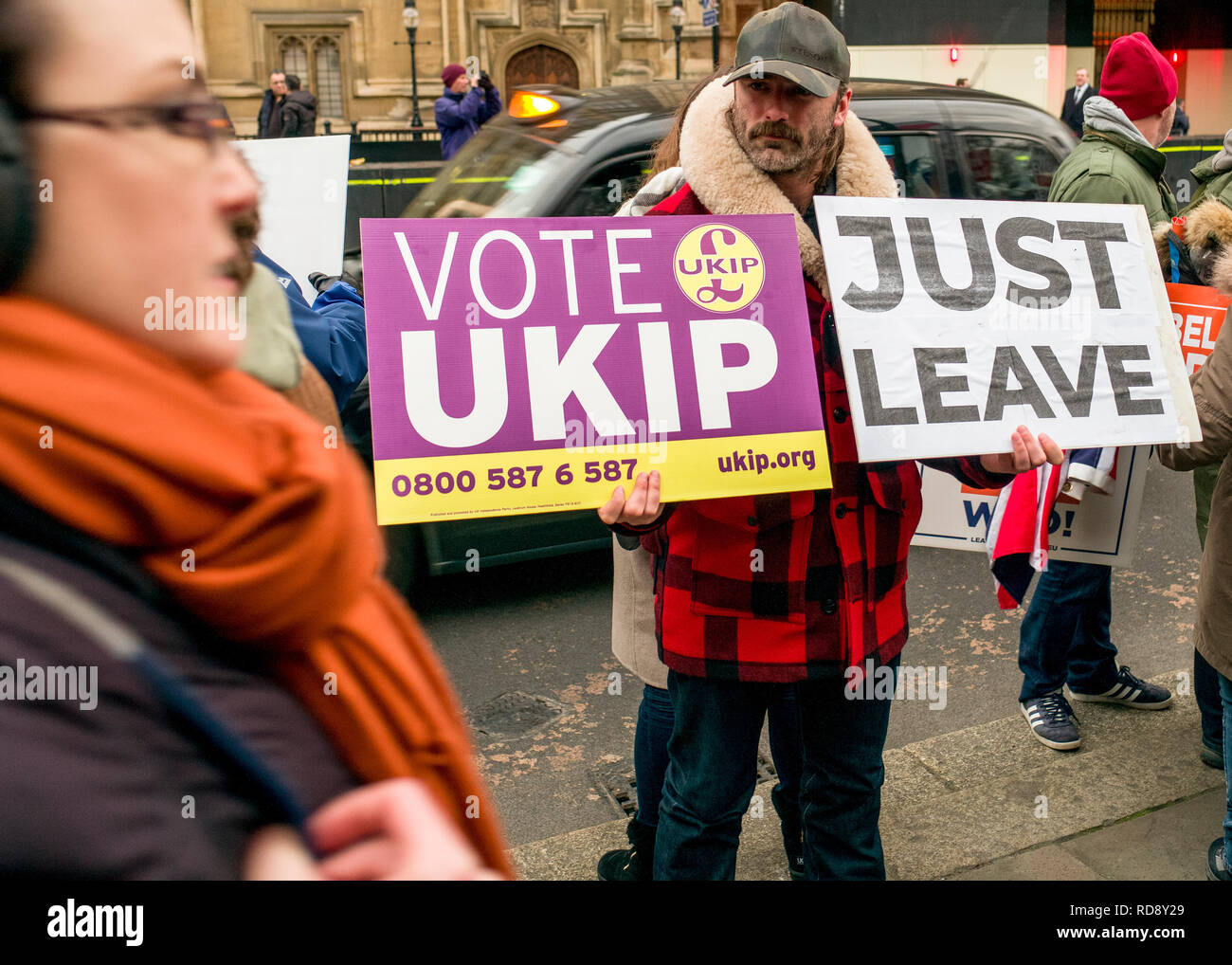 Medien und die Demonstranten auf College Green gegenüber Westminster am Tag der Theresa's Kann brexit plan Niederlage Stockfoto