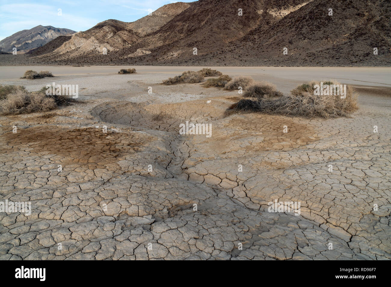 Eine seltsame Waschbecken loch Depression scheint Wasser von der Oberfläche zu entleeren, Racetrack Playa, Death Valley National Park, Kalifornien Stockfoto