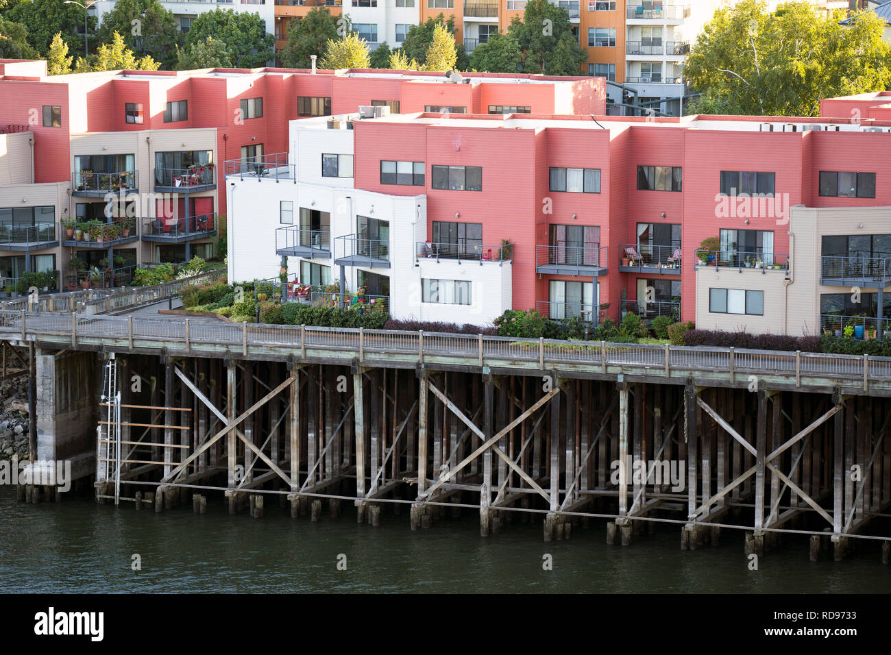 Lackiert 3-stöckigen Wohneinheiten mit Flachdach gebaut auf hölzernen Pfählen am Ufer des Willamette River in der Innenstadt von Portland - schöne Plac Stockfoto