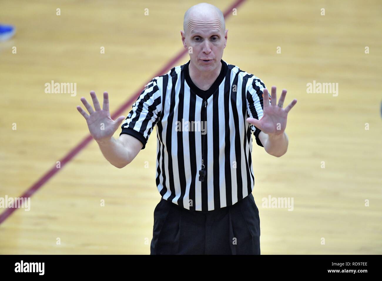 South Elgin, Illinois, USA. Basketball offizielle Gestik ein Foul Call an den Tisch des scorer Stockfoto