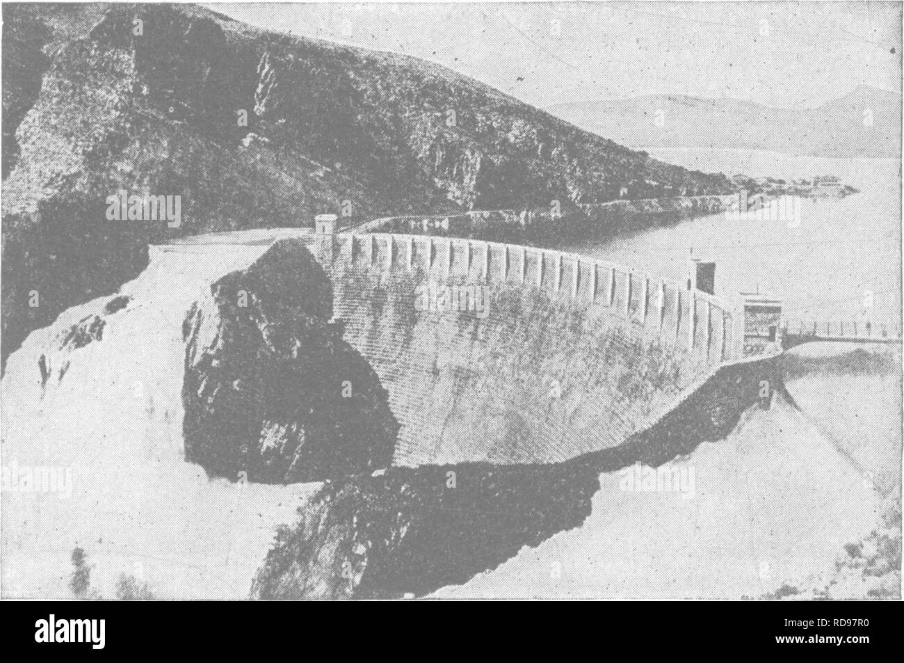 . Produktiven Böden; die Grundlagen des erfolgreichen Bodenbewirtschaftung und profitable Produktion. Böden. Furche-bewässerung 129 Mal und unter andere Systeme, sie sind kleine Bäche für längere Zeiträume gegeben. 1. Hochwasser - Überschwemmung ist eine Methode der Oberfläche Bewässerung. Das Wasser bezieht sich auf die gesamte Fläche eines Feldes entweder als ein dünnes Blatt von fließendem Wasser, so lange fortgesetzt, bis ausreichend Wasser in den Boden eingedrungen ist, oder wie ein Blatt des stehenden Wassers, die erlaubt ist, zu bleiben, bis der Boden genug aufgenommen hat. Hochwasser ist in der Regel dann, wenn das Land nicht zu schräg und wenn Bewässerung praktiziert. Stockfoto