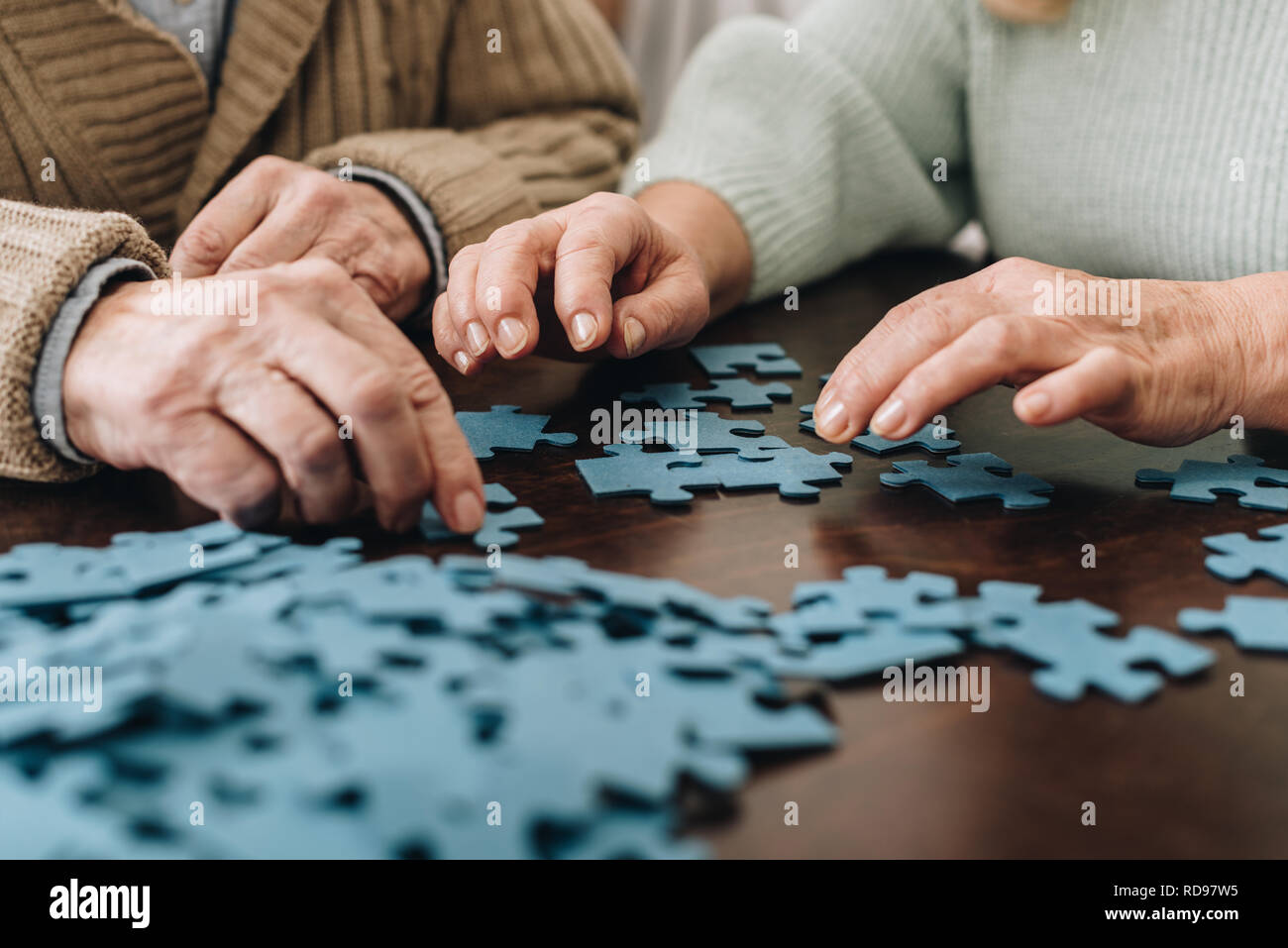 7/8-Ansicht von rentnerehepaar Spielen mit Rätsel zu Hause Stockfoto