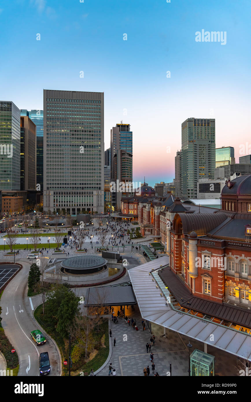 Blick auf Tokyo Station Gebäude in der Dämmerung. Marunouchi Businessviertels, Tokio, Japan. Stockfoto