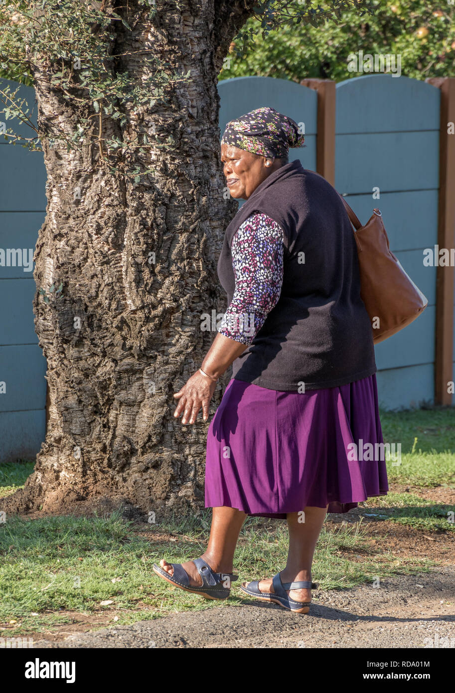 Johannesburg, Südafrika - Unbekannter schwarze Frauen arbeiten als Hausangestellte auf ihrem Weg in der Stadt zu arbeiten Stockfoto