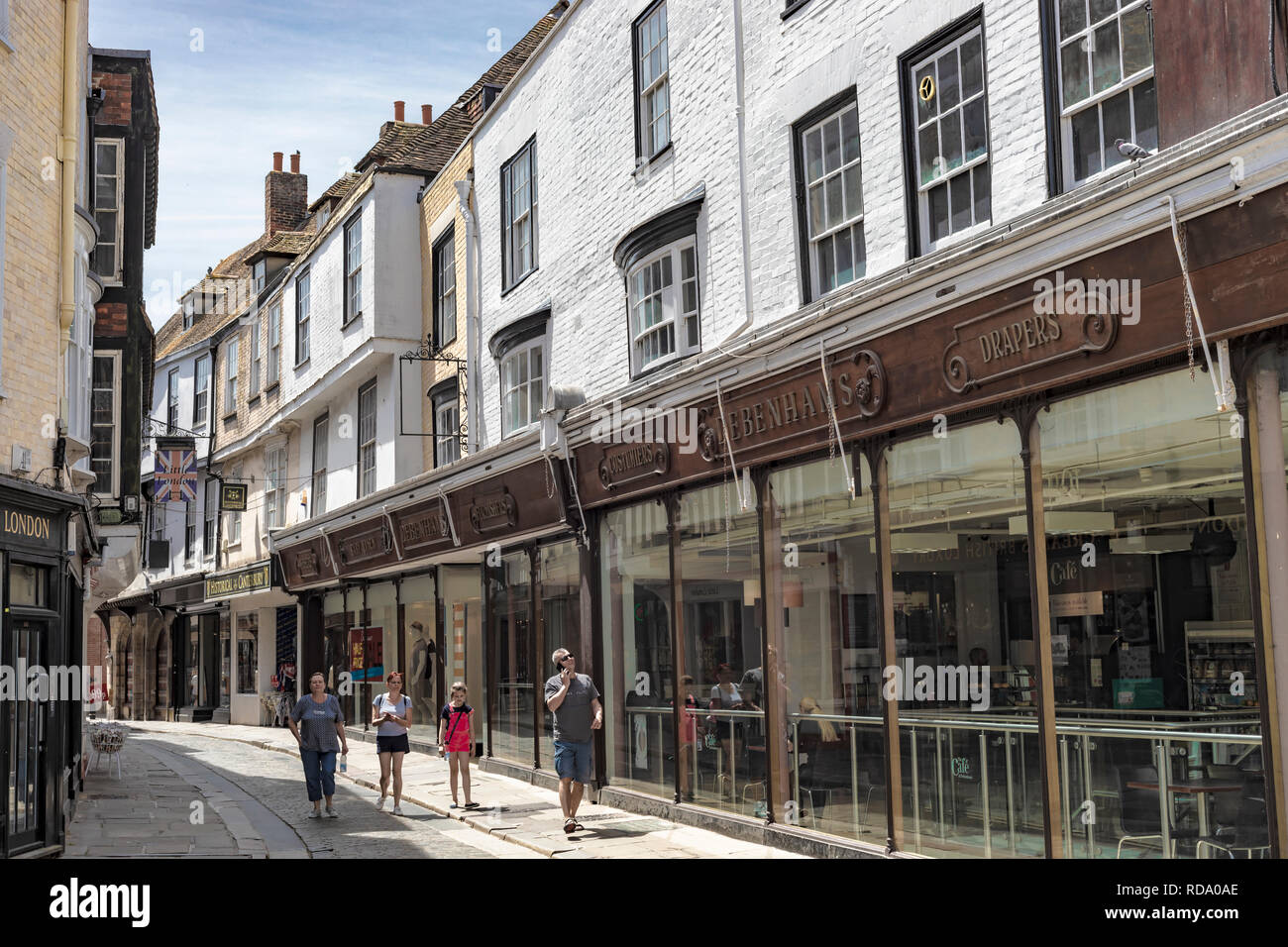 Canterbury, England - 24. Juni 2018: Street View mit alten Gebäuden verwandelte sich in Geschäften und Menschen zu Fuß durch. Stockfoto