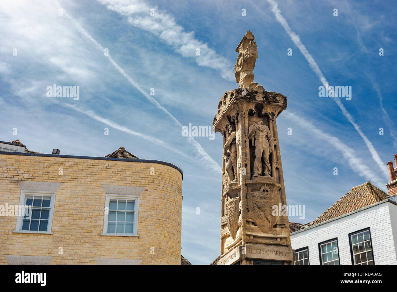 Canterbury, England - Juni 24, 2018: Ansicht der legendären Canterbury War Memorial Skulptur in der Mitte der Straße, umgeben von Pubs und Geschäften in Kent, Stockfoto