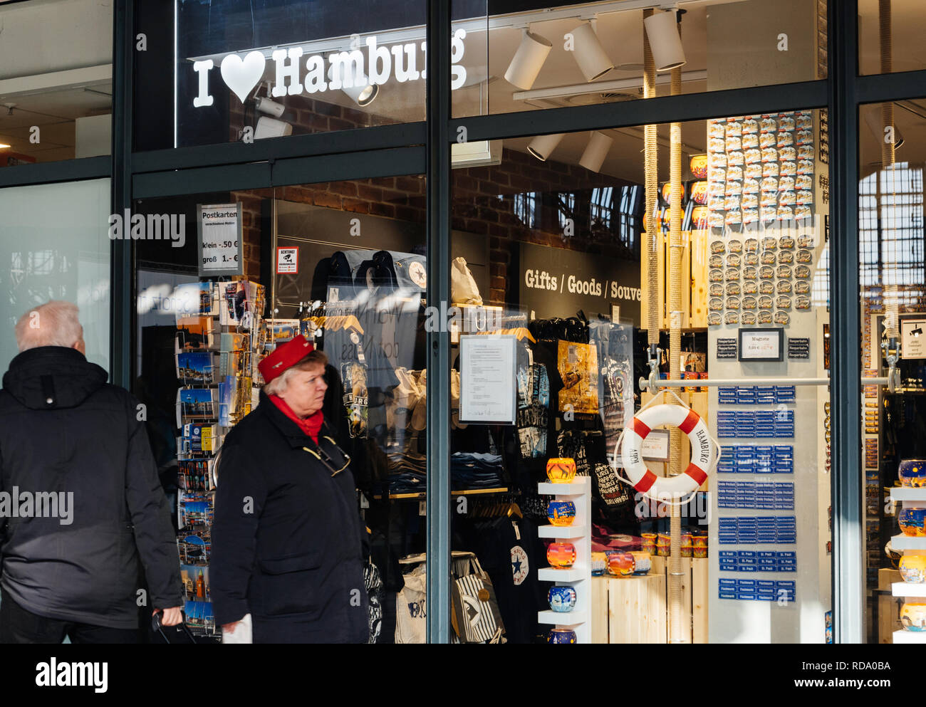 HAMBURG, DEUTSCHLAND - Mar 20, 2018: Mann und Frau, die ich liebe Hamburg Souvenir shop in Hamburg Hauptbahnhof Stockfoto