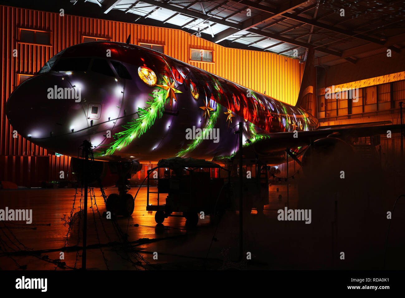 Die Menschen sehen wie Kinder von Chantry primäre Akademie in Luton Schalter auf das erste Weihnachten Lightshow der Welt auf einer 120 ft easyJet Flugzeugen, die über 850.000 beteiligten Funktion choreographiert Lichtsequenzen, 1,5 Meilen von LED micro Glühlampen und fand in London Luton Airport. London Luton Airport Personal arbeitet mit einem Team von Special Effects Künstler und Designer der easyJet A320 Airbus zu helfen 80. Jahrestag des Flughafens feiern und den Abschluss einer dreijährigen Sanierung Programms, das die Kapazität des Flughafens auf 18 Millionen Mark zu kleiden passenge erhöhen Stockfoto