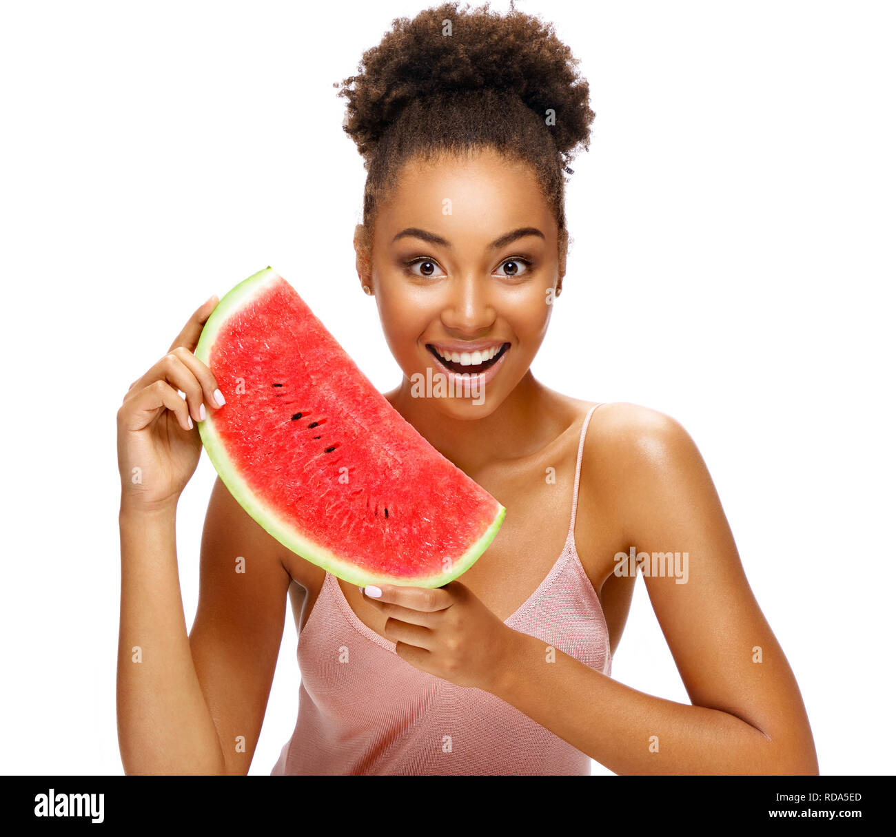 Happy girl Holding rote reife Wassermelone Slice. Portrait von lächelnden afrikanische amerikanische Mädchen auf weißem Hintergrund. Detox Konzept Stockfoto