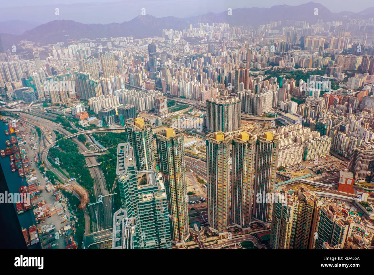 Erhöhte Aussicht auf Hong Kong West Kowloon District, Stockfoto