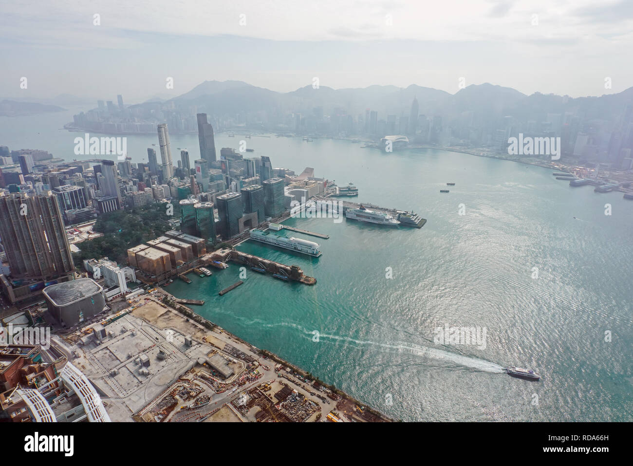 Luftaufnahme des Victoria Harbour mit städtischen Wolkenkratzern und Meer. Hongkong, China. Stockfoto