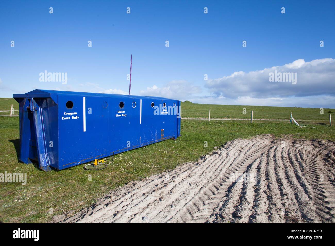 Rand des kultivierten Machirs und gelbe Tonne für Touristen aus Balranald Campingplatz am RSPB Naturschutzgebiet. Beide nachhaltigen Handeln Stockfoto