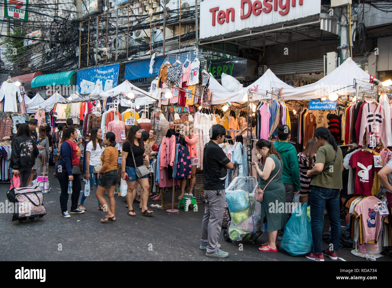 Eine Kleidung Markt Pratunam Textilmarkt in Bangkok in Thailand in  Südostasien. Thailand, Bangkok, November 2018 Stockfotografie - Alamy