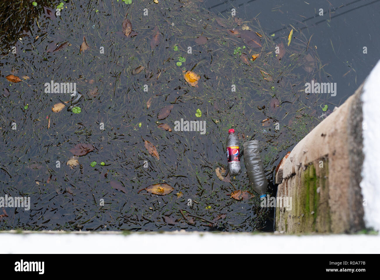 Weggeworfene Müll entlang des Flusses Lea in London gefunden Stockfoto