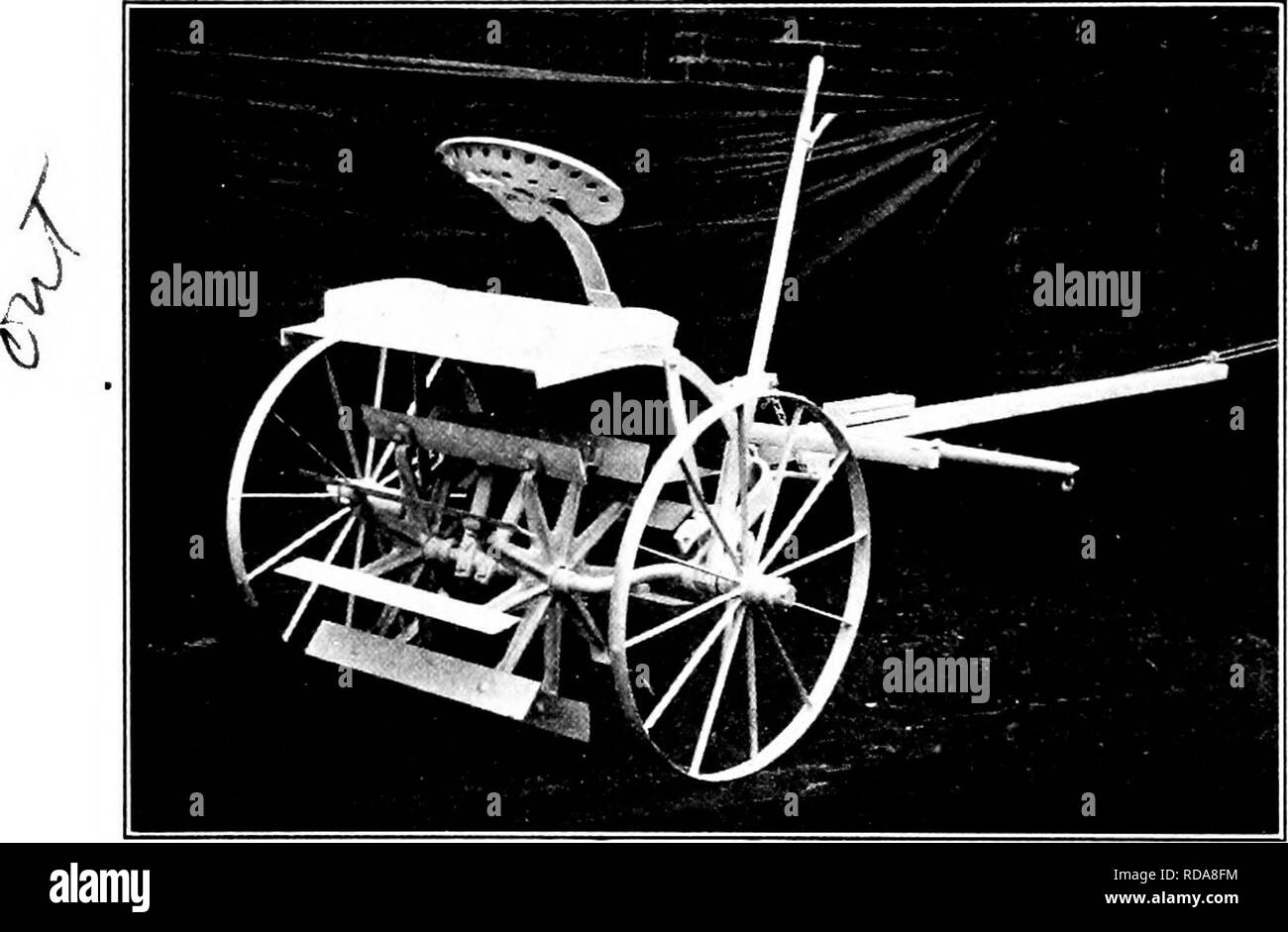 . Südliche Feldfrüchte (exklusiv von Futterpflanzen). Die Landwirtschaft. Kapitel IX MAIS - die Bodenbearbeitung oder -bewirtschaftung der südlichen Länder sind in der Regel extreme Notwendigkeit von pflanzlichen Stoffen. Zu oft die Halme von Mais oder Baumwolle sind in der Vorbereitung für die nächste Ernte verbrannt. Wann immer möglich,. Abb. 77. - Einen Stiel - Cutter. die Stiele und Unkraut, statt zu verbrennen, sollte unter gepflügt werden. Um dies zu tun, ist es oft notwendig, einen Hebel zu verwenden - Cutter (Abb. 77), die in der Regel erstellt wird 158. Bitte beachten Sie, dass diese Bilder aus gescannten Seite Bilder, die digital für readabili gesteigert wurden extrahiert werden Stockfoto