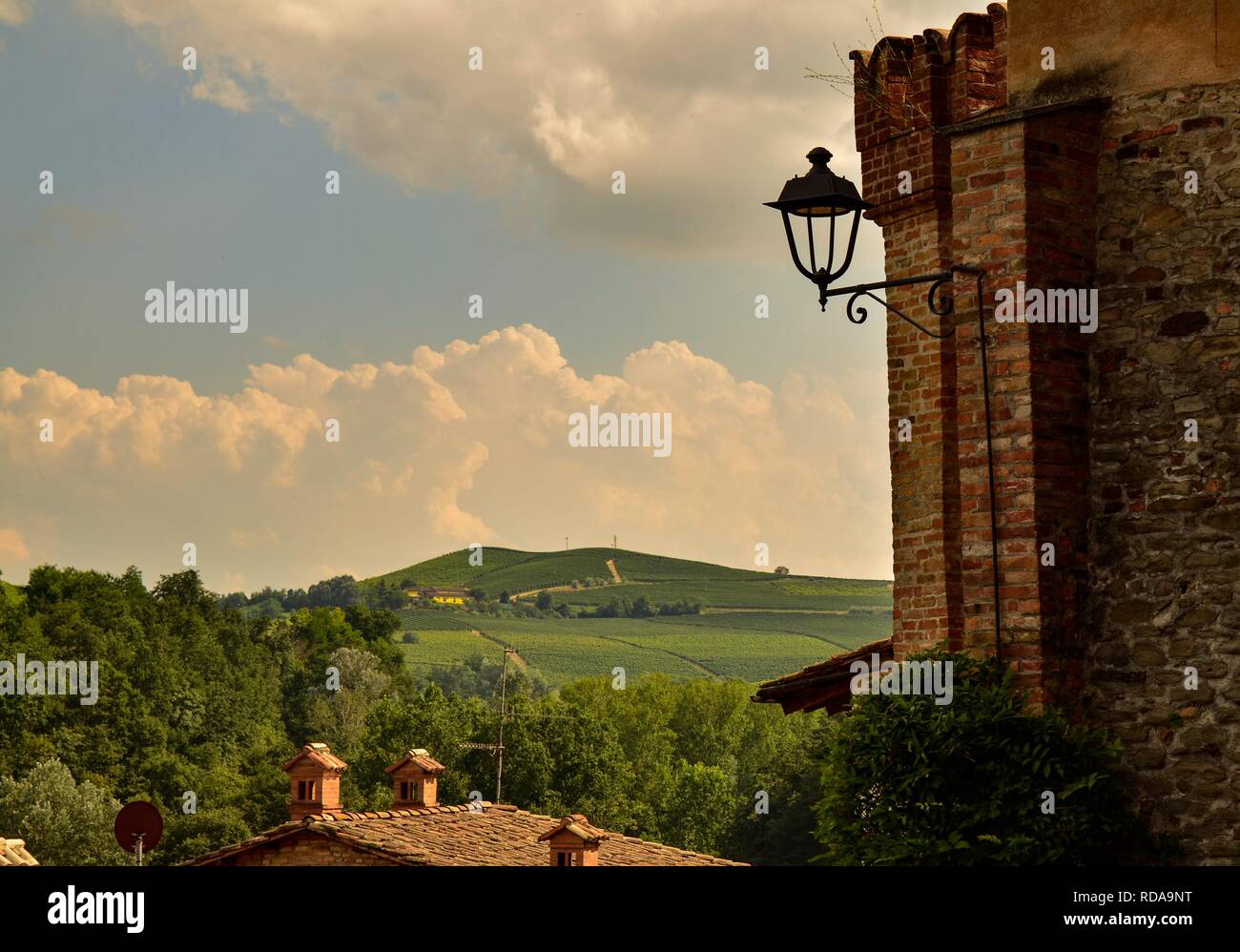 Barolo, Piemont, Italien. Juli 2018. Von der Burg haben Sie einen herrlichen Blick auf die umliegende Landschaft: die herrlichen Weinberge. Stockfoto