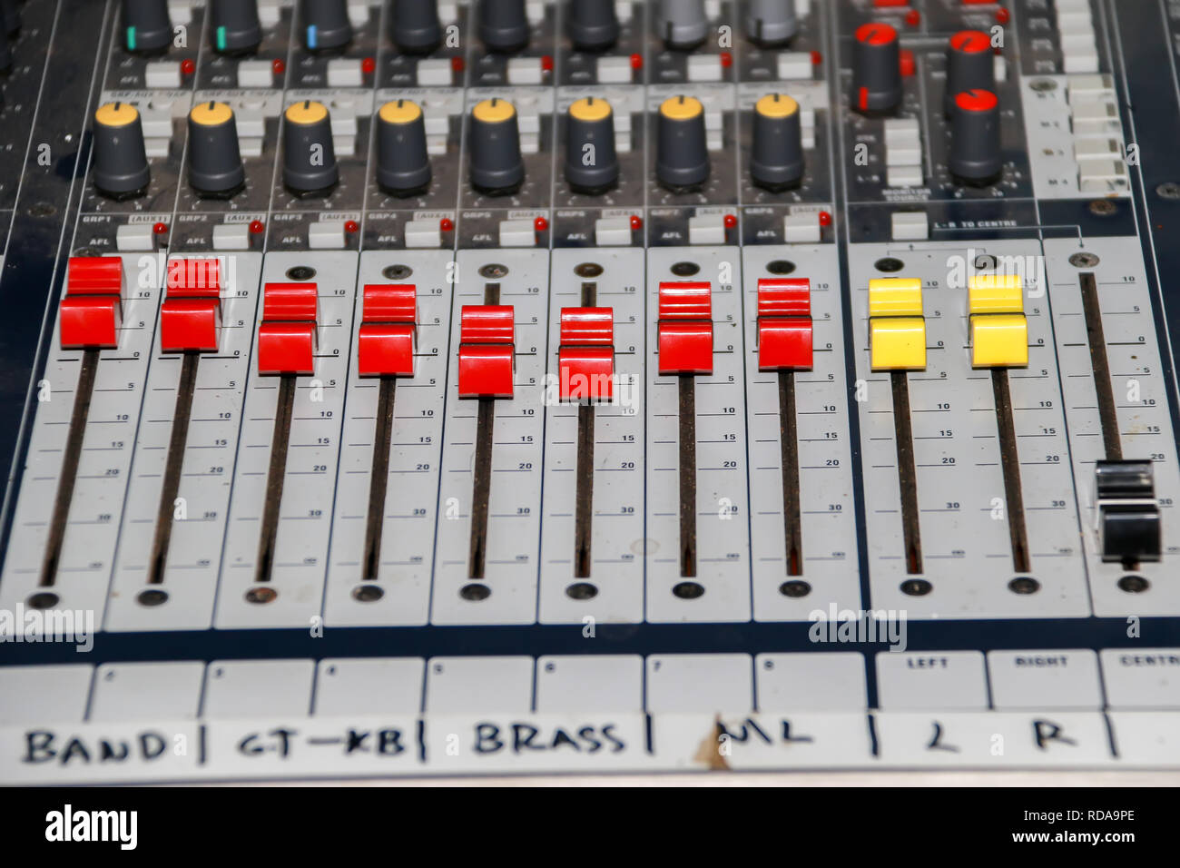 Sound Mixer Equalizer panel mit Drehknopf und Schiebereglern eingestellt Seitenleiste Stockfoto