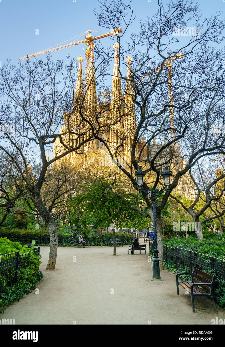 Barcelona, Spanien, April 21, 2017: Ansicht der berühmten Kirche Sagrada Familia von Antoni Gaudi von Placa de la Sagrada Familia Stockfoto
